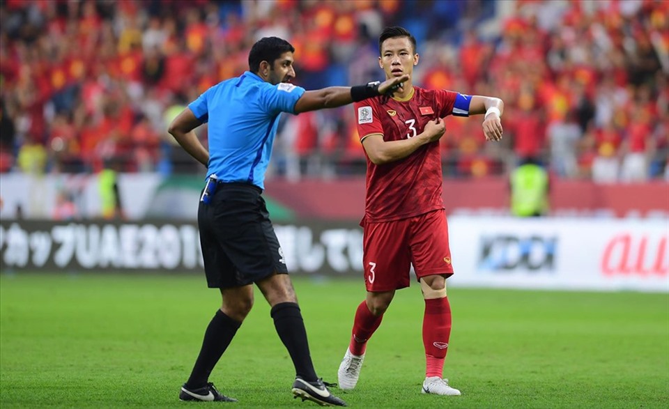 Các cầu thủ đội tuyển Việt Nam từng được trải nghiệm công nghệ VAR ở Asian Cup 2019. Ảnh: Minh Tùng