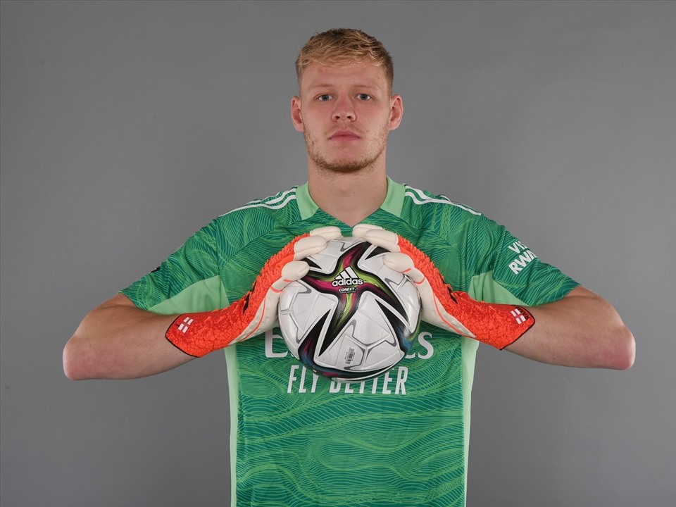 Mua Aaron Ramsdale về cũng chỉ để tăng tính cạnh tranh với Bernd Leno. Ảnh: Arsenal
