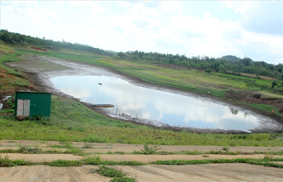 Mực nước ở Hồ thủy lợi Ea Bư, huyện Ea Kar chỉ còn lại rất ít, không đáp ứng được nhu cầu tưới tiêu ở địa phương. Ảnh: Phan Tuấn