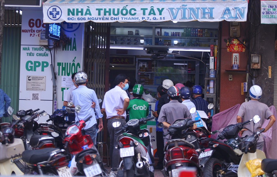 Đông người tụ tập tại một nhà thuốc tên đường Nguyễn Chí Thanh (Quận 5) khiến việc giữ khoản cách không được đảm bảo.