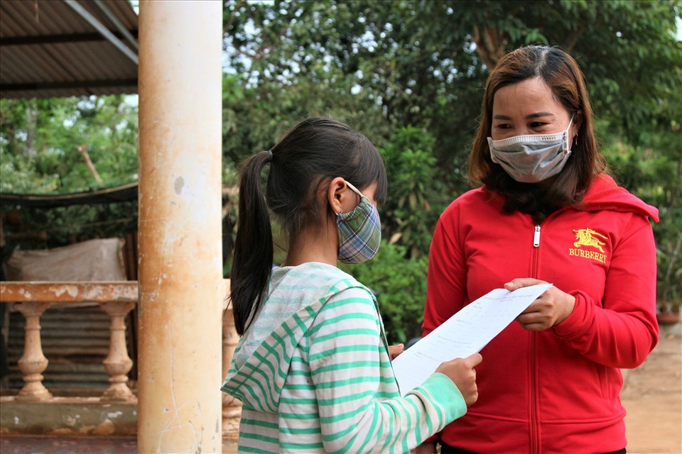 Dịch COVID-19 diễn biến phức tạp, giáo viên vùng sâu, vùng xa ở Đắk Lắk đến tận nhà học sinh giao bài tập cho các em. Ảnh: Bảo Trung