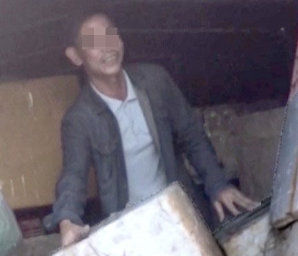 Người đàn ông trốn trong thùng xe tải với ý định thông chốt kiểm dịch tại Hà Giang. Ảnh: CAHG