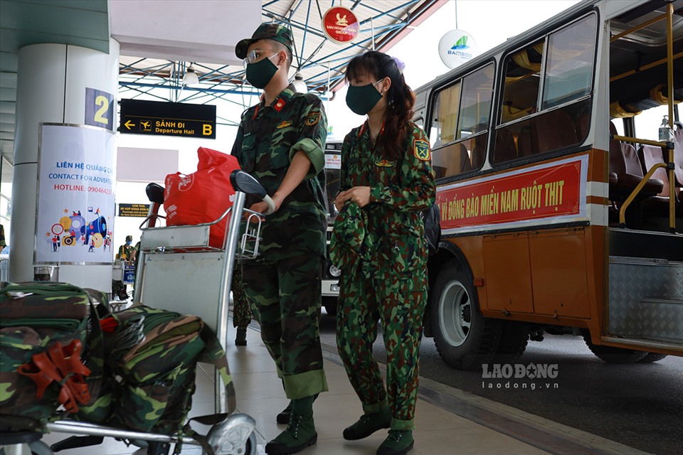 Trưa 21.8, tại Sân bay quốc tế Nội Bài, 295 cán bộ, bác sĩ, học viên của Học viện Quân y có mặt tại sân bay vào TPHCM tăng cường phòng, chống dịch COVID-19.
