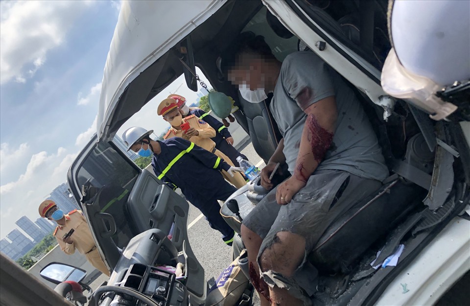 Lực lượng Cảnh sát Phòng cháy chữa cháy - Cứu nạn cứu hộ thuộc công an quận Bắc Từ Liêm, Hà Nội đã có mặt để giải cứu nam tài xế mắc kẹt trong ca bin sau va chạm giao thông. Ảnh: N.Ngân