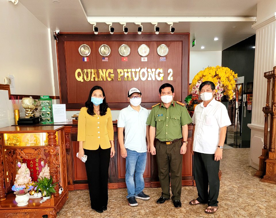 Đại tá Đinh Văn Nơi (thứ 2 phải qua) cùng đại diện chủ khách sạn Quang Phương 2 sau khi thực hiện thủ tục tiếp nhận khách sạn phục vụ cách ly. Ảnh: CA An Giang