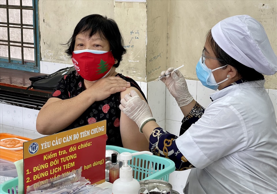 Tiêm vaccine tại TP. Long Xuyên. Ảnh: TT