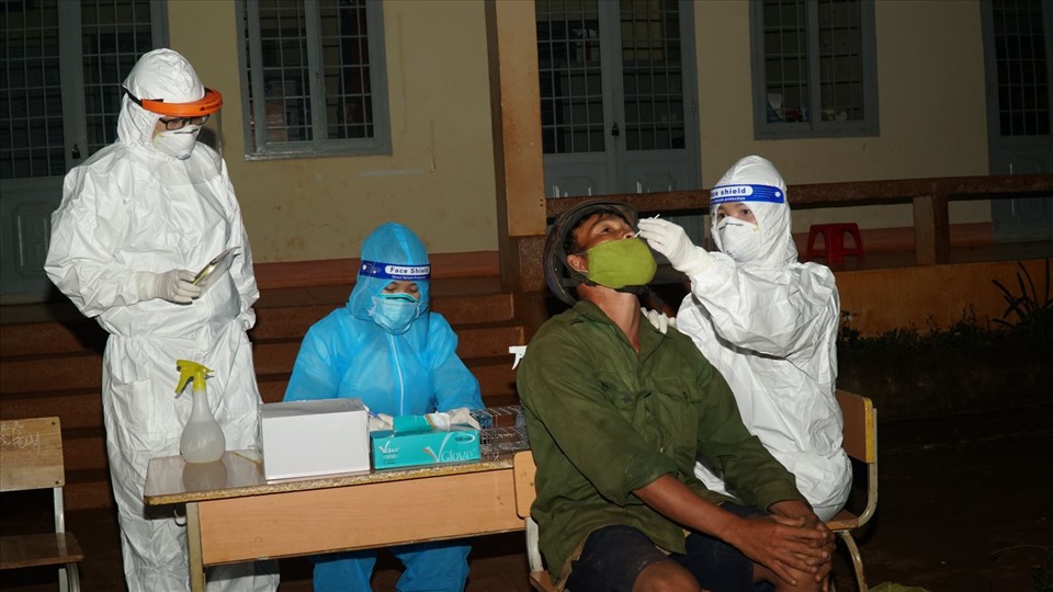Cán bộ y tế lấy mẫu test nhanh kháng nguyên cho người dân tại xã Cư Né. Ảnh: T.X