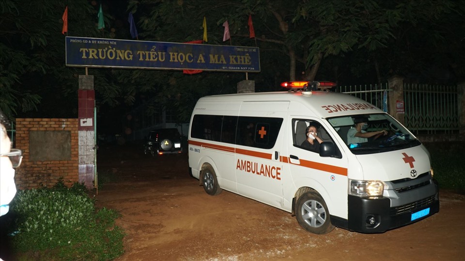Cán bộ y tế lấy mẫu test nhanh kháng nguyên cho người dân tại xã Cư Né, huyện Krông Búk. Ảnh: T.X