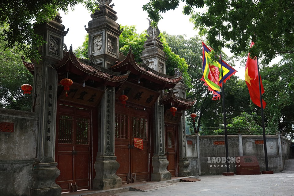Đền Voi Phục đóng cửa trong thời gian giãn cách xã hội. Ảnh: Hải Nguyễn