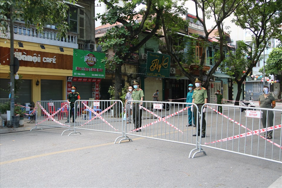Lực lượng chức năng kiểm soát phòng dịch tại nút giao Văn Miếu - Nguyễn Thái Học. Ảnh T.Vương