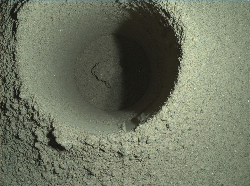 Hình ảnh cận cảnh của lỗ khoan của Perseverance trong lần lấy mẫu đầu tiên, cho thấy một đống vật liệu bụi mà các nhà khoa học nghi ngờ đã trượt ra khỏi ống lấy mẫu. Ảnh: NASA