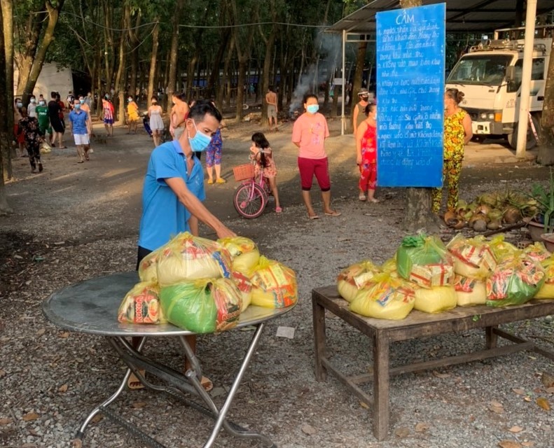 Người dân các khu trọ ở thị xã Tân Uyên ra nhân nhu yếu phẩm.