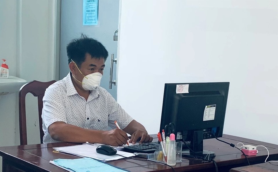 Dù bị nhiễm COVID-19, nhưng anh Thuấn vẫn tham gia làm nhiệm vụ rà soát những trường hợp nghi nhiễm trên địa bàn. Ảnh: CTV.