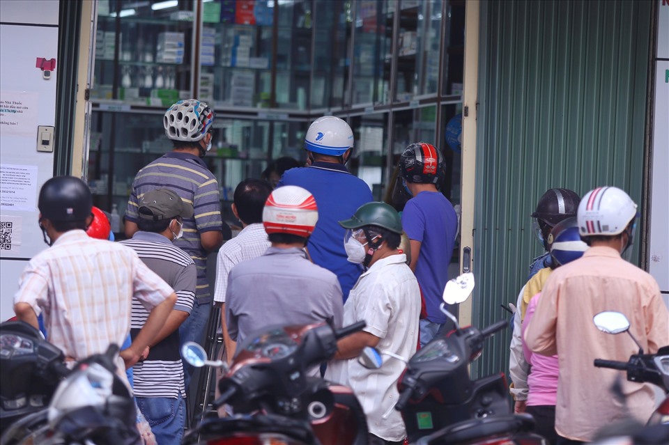 Đông người dân xếp hàng chờ mua thuốc trên đường Nguyễn Chí Thanh (Quận 5).