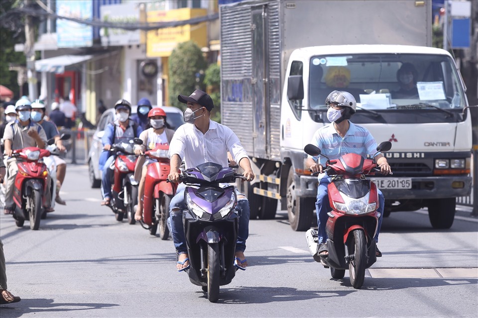 Xe cộ đông đúc trên đường Phạm Hùng (huyện Bình Chánh) chiều ngày 22.8.