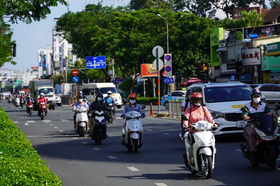 Đông xe cộ lưu thông trên đường Nguyễn Văn Cừ (Quận 5).