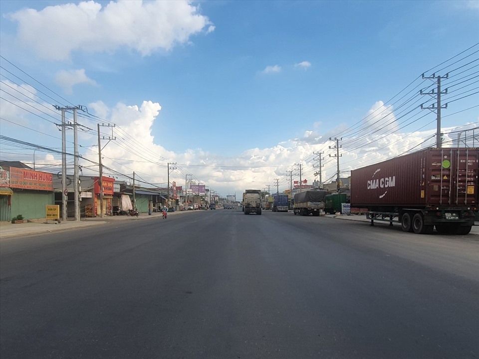 Đây là tuyến đường ĐT 743 qua phường An Phú Thành phố Thuận An thực hiện “khóa chặt“. Theo UBND thành phố Thuận An, hiện tổng dân số trong 4 phường “vùng đỏ” là 387.000 người, trong đó, phường Thuận Giao có 102.000 người, phường Bình Chuẩn có 92.000 người, phường Bình Hòa có 106.000 người và An Phú có 87.000 người.
