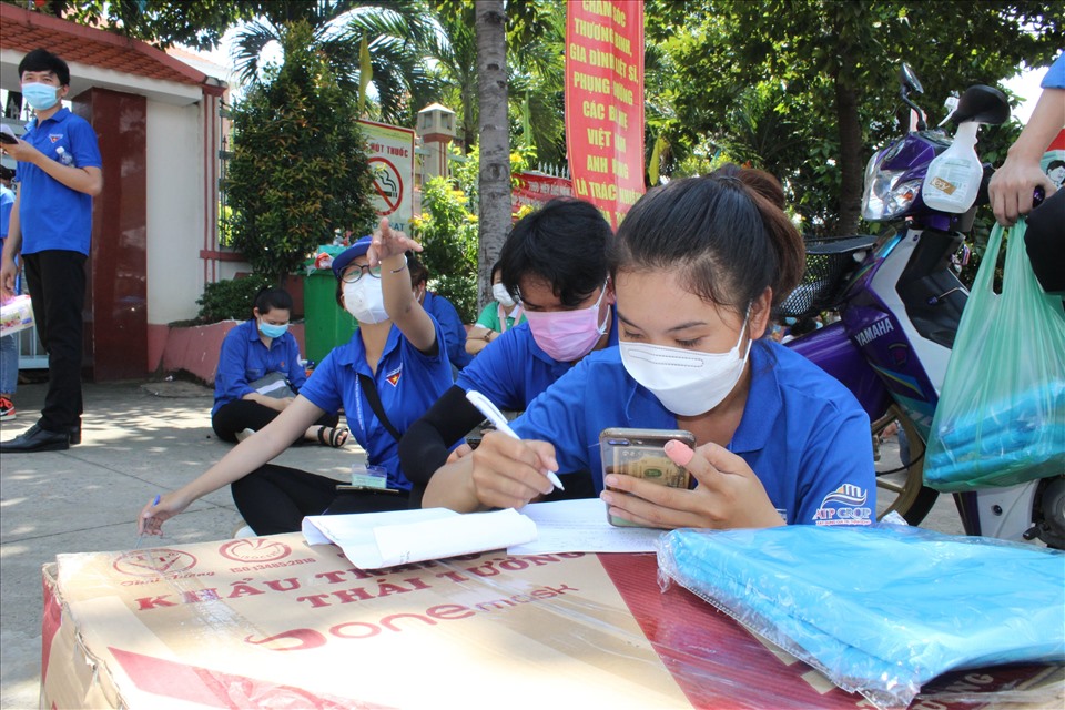 Lực lượng thanh niên tình nguyện được điều động về 4 phường của Thuận An.