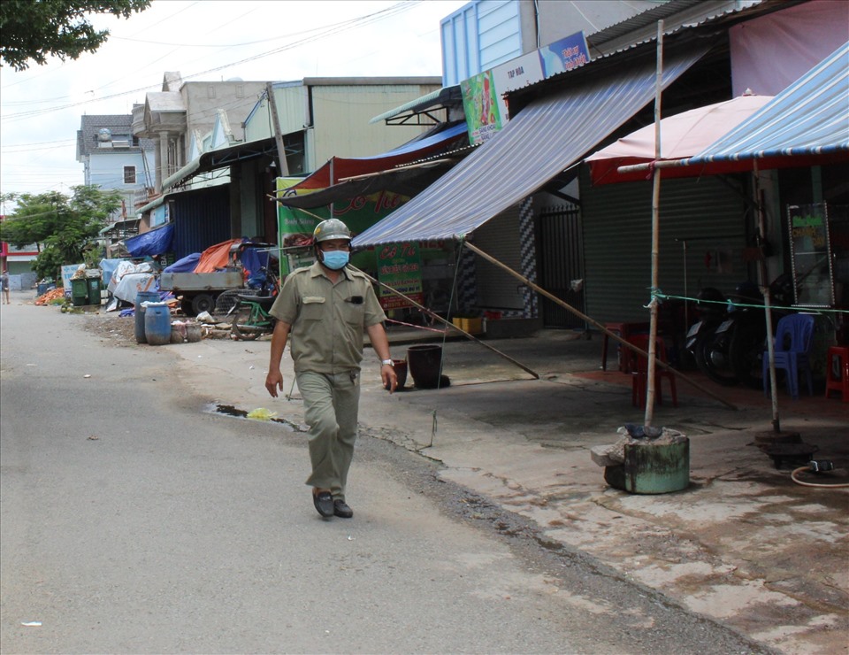 Lực lượng của phường Thuận Giao đi tuần kiểm soát việc người dân thực hiện nghiêm các biện pháp giãn cách.