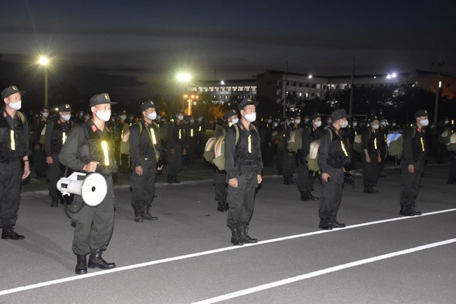 Lực lượng cảnh sát cơ động được tăng cường vào Bình Dương tối 21.8. Ảnh: Bộ Công an