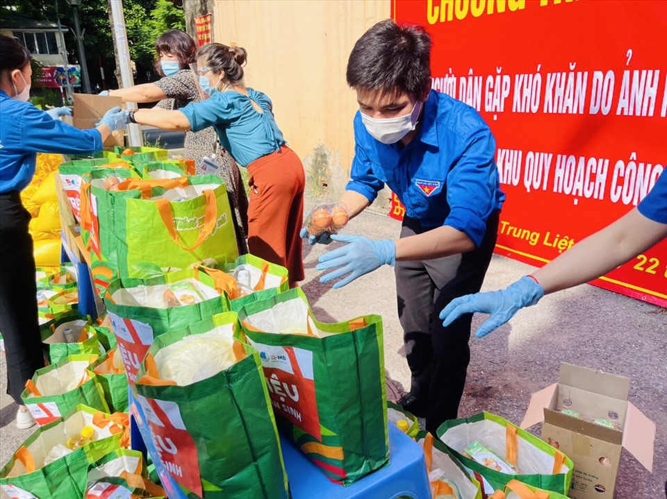 Nhân dịp này, tại địa bàn phường Trung Liệt, bên cạnh những túi quà an sinh do Trung tâm Tình nguyện Quốc gia và các đơn vị trao tặng, chính quyền địa phương đã trao tặng 5 tạ gạo hỗ trợ 100 hộ gia đình có hoàn cảnh khó khăn trên dịa bàn phường (5kg/hộ).