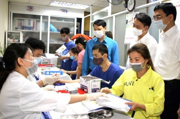 LĐLĐ tỉnh Thái Nguyên tổ chức tư vấn, khám chữa bệnh miễn phí cho nữ CNVCLĐ. Ảnh: CĐTN