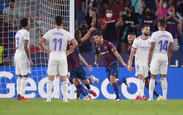 Sự chủ quan trong hiệp 2 khiến Los Blancos phải nhận 3 bàn thua và chỉ nhờ Vinicius Junior tỏa sáng mới có thể giữ lại 1 điểm. Ảnh: AFP