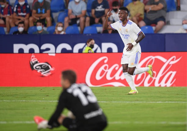 Sự chủ quan trong hiệp 2 khiến Los Blancos phải nhận 3 bàn thua và chỉ nhờ Vinicius Junior tỏa sáng mới có thể giữ lại 1 điểm. Ảnh: AFP