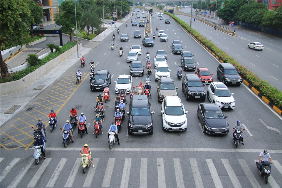 Tại ngã Tư Trần Duy Hưng - Hoàng Minh Giám, mật độ phương tiện tham gia giao thông ngày càng cao.
