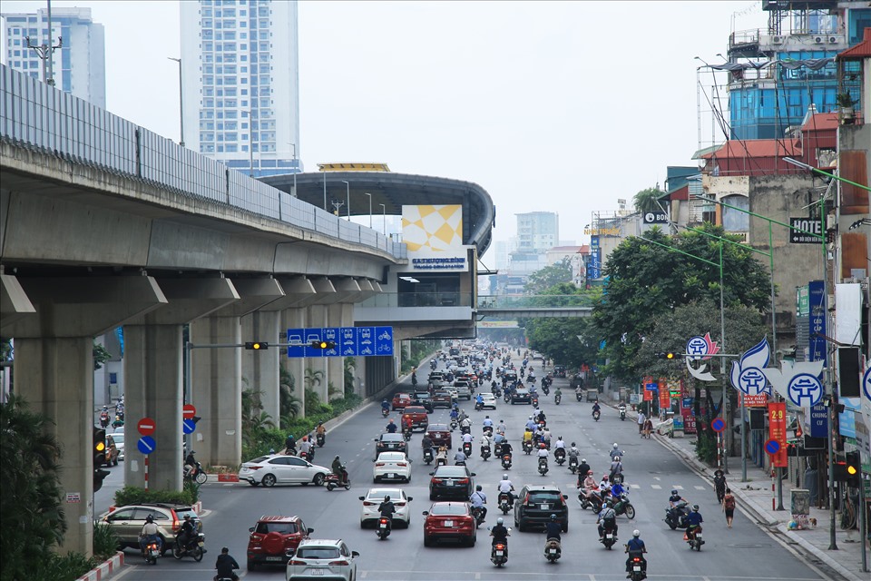 Phương tiện nối đuôi nhau trên đường Nguyễn Trãi.