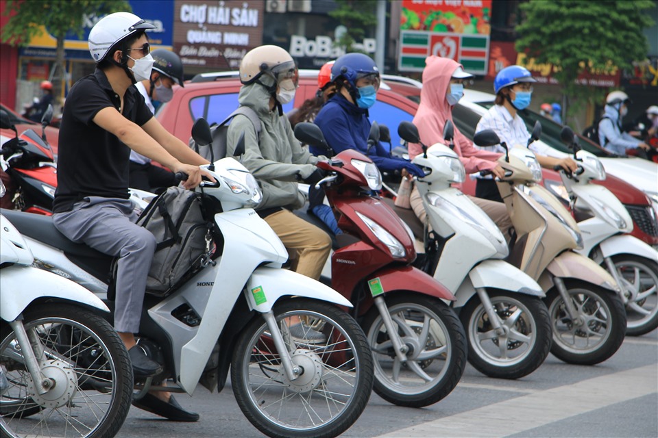 Dù Thành phố đã đưa ra hàng loạt các biện pháp để siết chặt việc đi lại của người dân, song, theo ghi nhận của PV sáng 23.8, nhiều con phố trên địa bàn Hà Nội, lượng phương tiện tham gia giao thông vẫn khá dày.
