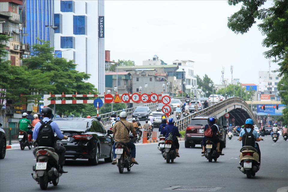 Lượng phương tiện di chuyển trên phố Tây Sơn hướng vào trung tâm mỗi lúc một đông hơn.