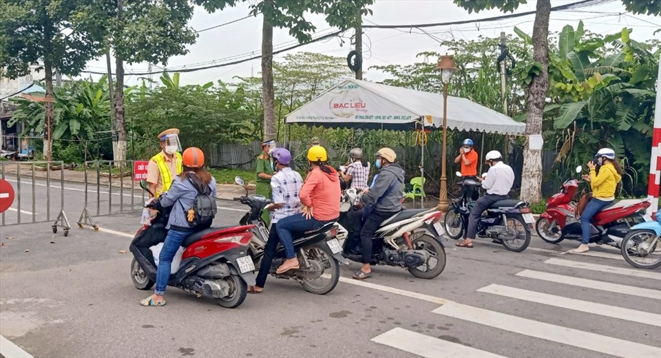 Nhiều người dân ra đường vì chưa biết Tp.Bạc Liêu bị phong tỏa. Ảnh: Nhật Hồ