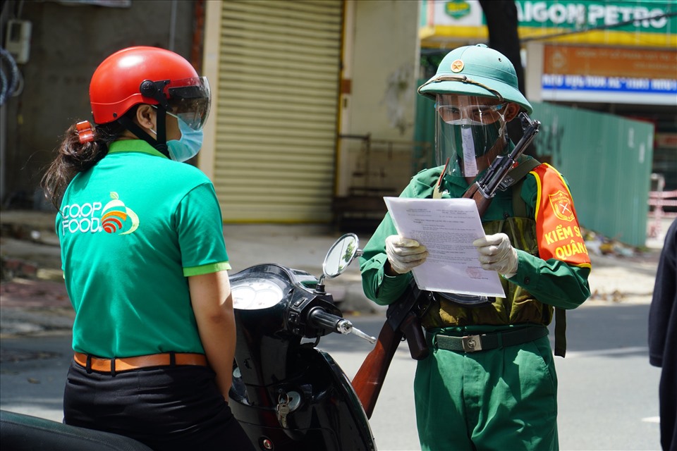 Tại chốt trên đường Đinh Bộ Lĩnh (quận Bình Thạnh), lực lượng chức năng kiểm soát giấy tờ của người sử dụng phương tiện ở cả 2 chiều.