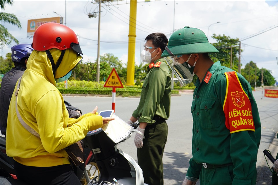 Hầu hết người dân qua chốt trên đường quốc lộ 13 (quận Bình Thạnh) đều xuất trình được giấy đi đường mẫu mới và được lực lượng chức năng cho phép tiếp tục lưu thông.