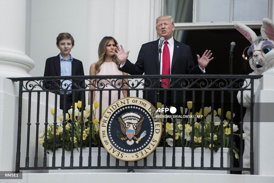 Barron Trump hiếm khi cười trong các bức ảnh do truyền thông chụp được. Trong ảnh là con trai út của ông Donald Trump và bà Melania trong một sự kiện ở Nhà Trắng năm 2017. Ảnh: AFP