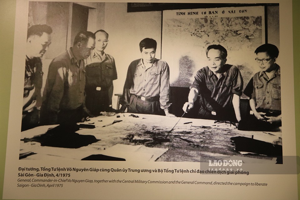 Ảnh Đại tướng, Tổng Tư lệnh Võ Nguyên Giáp cùng Quân uỷ Trung ương và Bộ Tổng Tư lệnh chỉ đạo chiến dịch giải phóng Sài Gòn - Gia Định, tháng 4.1975.