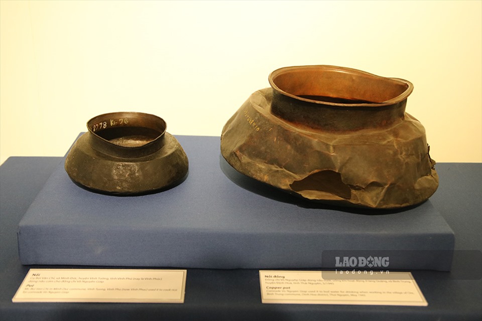 Một số đồ dùng của đồng chí sử dụng trong thời gian hoạt động cách mạng tại Cao Bằng những năm 1941, 1942 như đèn dầu lạc, nồi đồng...