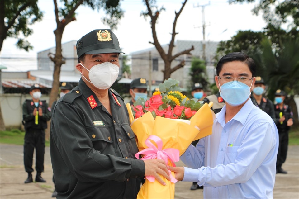 Ông Nguyễn Tấn Phong - Phó Chủ tịch UBND huyện Châu Thành tặng hoa cho đại diện đơn bị tăng cường lực lượng hỗ trợ địa phương phòng chống dịch. K.U