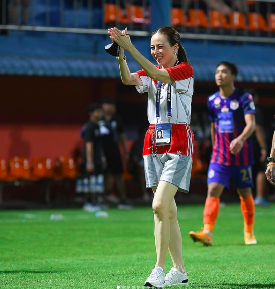 Ít người biết rằng “Madam Pang” còn từng giữ vai trò trưởng đoàn của đoàn thể thao khuyết tật Thái Lan trước khi bén duyên cùng bóng đá. Với những đóng góp to lớn trong nhiều năm qua, bà Nualphan được mệnh danh là “bông hồng thép” của bóng đá xứ chùa Vàng.