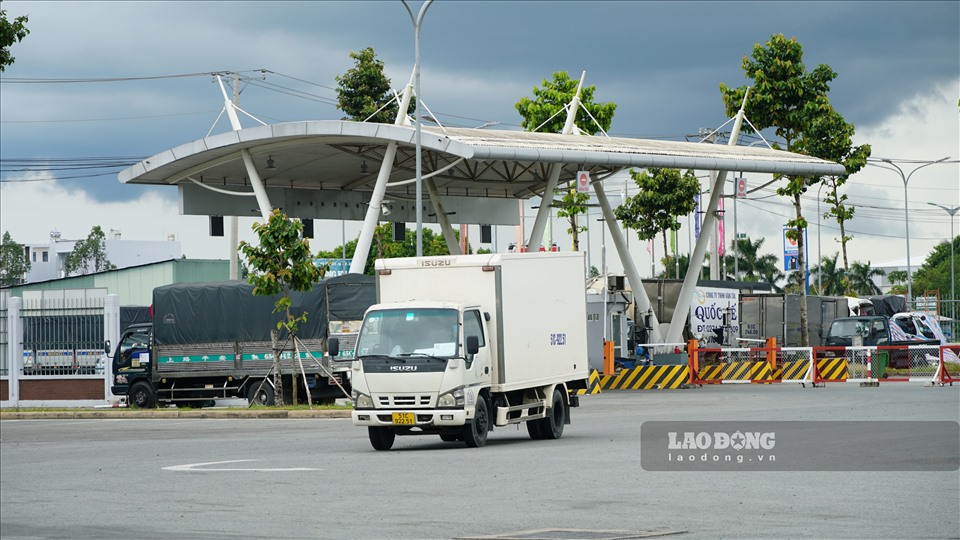 “Về cơ bản, các doanh nghiệp đã nắm được chỉ đạo chung của UBND TP; Sở đang tiếp tục theo dõi đến hết ngày hôm nay, để xem có vướng mắc gì cần tháo gỡ hay không. Qua nắm tình hình bước đầu, đã có rất nhiều phương tiện phải cho quay đầu xe lại, đồng thời hướng dẫn họ làm các thủ tục theo quy định. Các trường hợp này đa phần đều không có đăng ký trước, hoặc thiếu các giấy tờ theo quy định“, ông Dũng thông tin thêm.