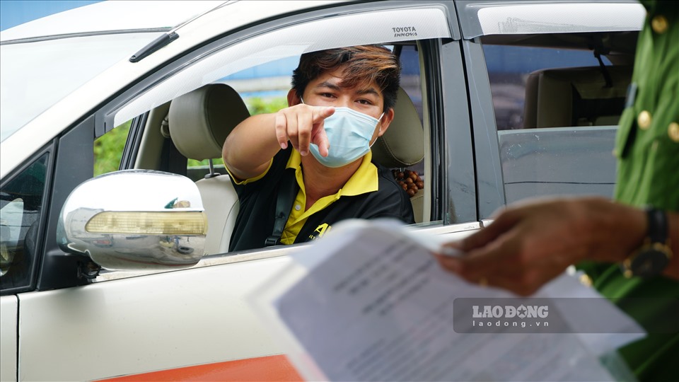 Anh Nguyễn Thái Huy (tài xế ngụ Cái Răng, TP.Cần Thơ) cho biết: Trong hôm nay, anh lái xe chở cá rau, trứng,… vận chuyển từ chợ Cây Dương (huyện Phụng Hiệp, tỉnh Hậu Giang về quận Cái Răng thì bị chốt chặn lại, không xe vào thành phố. “Tôi có giấy giấy test âm tính COVID-19 và cũng có giấy xác nhận đi đường của cơ quan. Tuy nhiên phương tiện thì chưa đăng lý luồng xanh. Khi được về văn bản của Cần Thơ yêu cầu tất cả các phương tiện vận chuyển hàng từ các địa phương khác đến thành phố đều phải đăng ký trước, anh Huy nói chưa từng biết tới văn bản này.