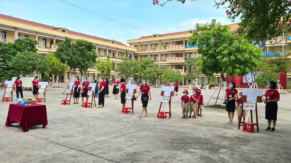 Giáo viên trường Tiểu học Kim Đồng (TP Nam Định) đón học sinh lớp 1 trong ngày đầu đến trường. Ảnh: fanpage nhà trường