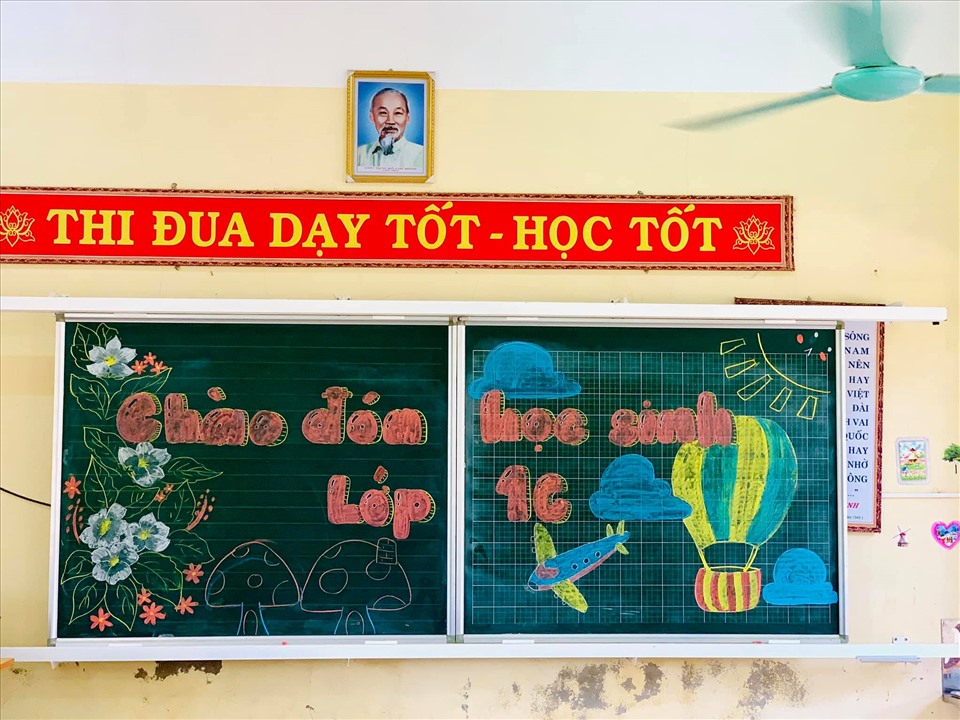 Cô Nguyễn Thu Phương, giáo viên chủ nhiệm lớp 1C trường TH Kim Đồng (Triệu Sơn, Thanh Hóa) vẽ bảng để đón các con lớp 1 vào năm học mới. Ảnh: NVCC