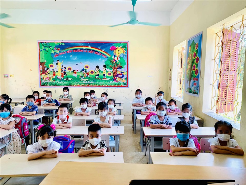 Học sinh lớp 1 tại trường Tiểu học Kim Đồng (Triệu Sơn, Thanh Hóa) đeo khẩu trang trong suốt ngày đầu đến lớp. Ảnh: NVCC