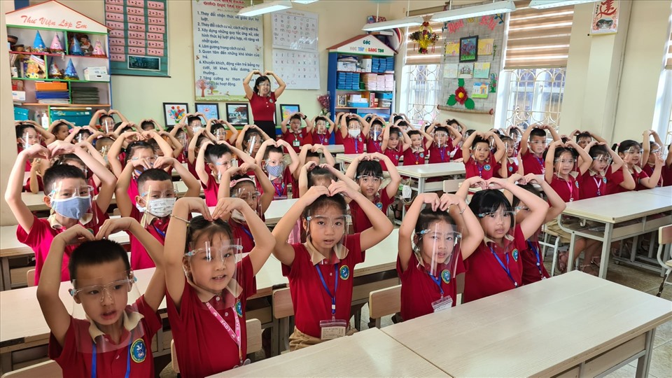 Học sinh lớp 1 trường Tiểu học Chu Văn An (TP Nam Định) trong đồng phục mới, được trang bị kính chống bắn giọt trong ngày đầu đến trường
