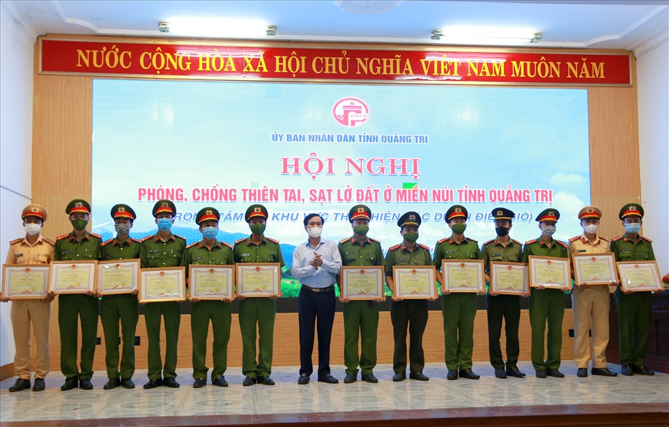 Lãnh đạo tỉnh Quảng Trị khen thưởng cho 13 cán bộ, chiến sĩ Công an huyện Hướng Hóa. Ảnh: Hưng Thơ.