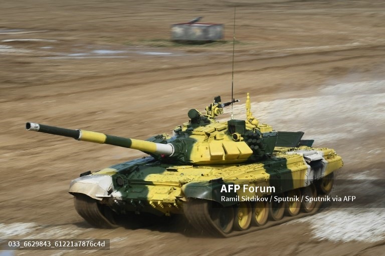 6. 6629843 22.08.2021 Một chiếc xe tăng T-72 B3 do một tổ lái đến từ Uzbekistan lái trong cuộc thi Tank Biathlon tại Đại hội Thể thao Quân đội Quốc tế 2021 ở Alabino, ngoại ô Moscow, Nga. Ramil Sitdikov / Sputnik