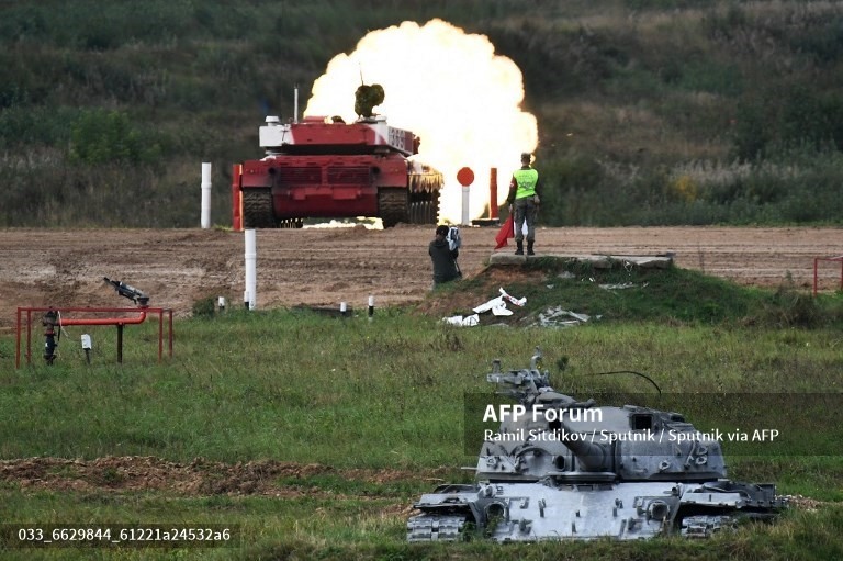 7. 6629844 22.08.2021 Một chiếc xe tăng T-72 B3 do phi hành đoàn từ Trung Quốc vận hành đã khai hỏa trong cuộc thi Tank Biathlon tại Đại hội Thể thao Quân đội Quốc tế 2021 ở Alabino, ngoại ô Moscow, Nga. Ramil Sitdikov / Sputnik