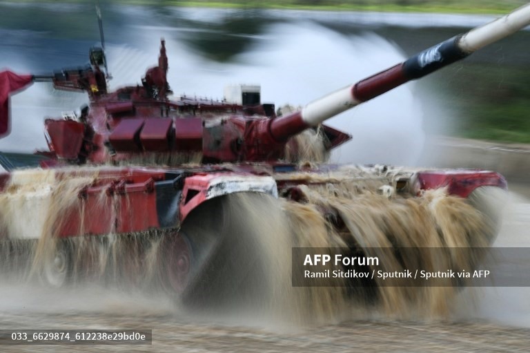 1. 6629874 22.08.2021 Một chiếc xe tăng T-72 B3 do một tổ lái đến từ Lào lái trong cuộc thi Tank Biathlon tại Đại hội Thể thao Quân đội Quốc tế 2021 ở Alabino, ngoại ô Moscow, Nga. Ramil Sitdikov / Sputnik